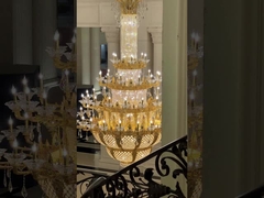 grandi lampadari per il corridoio d'ingresso