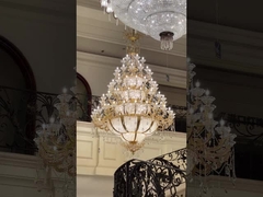 lampadario di lusso all'ingresso