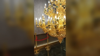 Illuminazione della hall di un hotel di lusso con lampadari di cristallo personalizzati