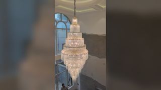 Orologio: Lampadario di cristallo personalizzato con ramo astratto con finitura dorata, pendente con galleria per hotel di lusso, Villa Club
