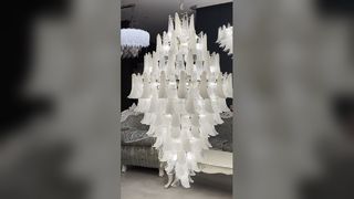 Lampadario in cristallo a pioggia personalizzato con barre dorate Galleria dell'hotel Villa Club Lineare di lusso