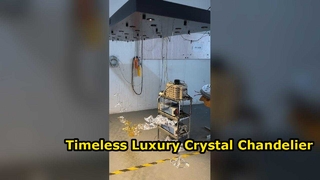 Lampadario di lusso in cristallo dorato per interni grandiosi