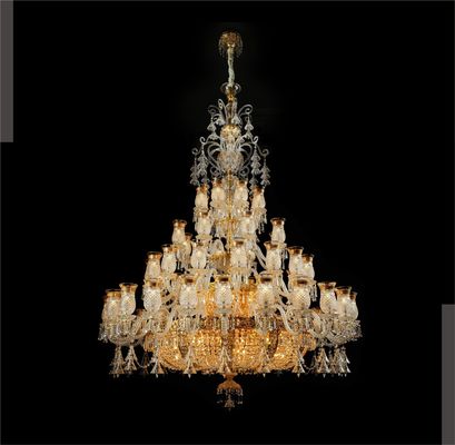 Lobby degli alberghi di lusso Grandi candelabri di cristallo