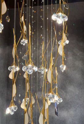 Lungi lampadari ad alto soffitto per spazi decorativi