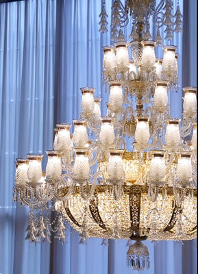 Gran candelabro di cristallo moderno con soffitto alto