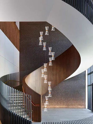 Moderno candelabro a scalinata duplex per l' illuminazione personalizzata dell' appartamento e della hall dell' hotel