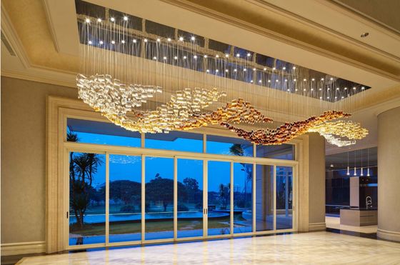 Lobby dell' hotel lampadario di vetro personalizzato con ottone e accenti di cristallo