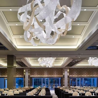 Progetto personalizzato candelabro soffitto in acciaio inossidabile nastro grande club sala centro decorazione candelabro lampada ingegneria