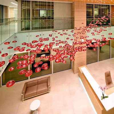 Lampada a cristallo a LED Lampada di grande dimensione moderna Lampada rosso a sfera di vetro Linea di pesce personalizzata Ingegneria alberghiera Pendente di luce Illuminazione irregolare