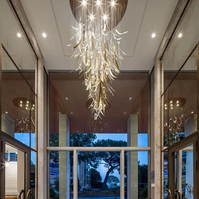 Disegno di illuminazione di progetto di villa personalizzato soffitto in vetro d'oro moderno in vetro unico in forma di fiore di vetro di tulipano lampadario personalizzato per corridoio