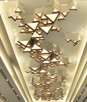 Dipartimento Vendite Luci di Ingegneria Alberghiera Personalizzate Non Standard Combinazione Sala Banchetti Geometria Triangolare LED Plafoniera