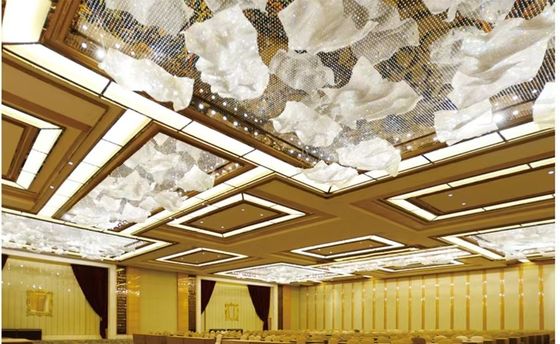 Lustre di nuvole di cristallo tessuti a mano Lampada a nastro di cristallo personalizzata Art Deco lampadari al soffitto alto