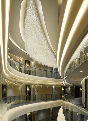 Moderno Hotel Lobby Wedding Sala da banchetto speciale Artistico Custom Cristallo lampadario Hotel Ingegneria Catena di luce Cristallo LED soffitto lampadario