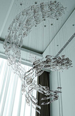 Decorazione lampada personalizzata in cristallo per ingegneria di sala banchetti e villa con hall di hotel creativa, accessori a spirale in vetro a forma di foglia