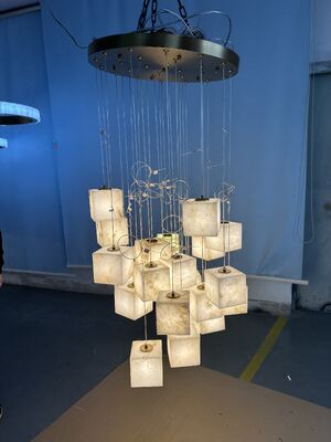 Lampadario moderno di lusso personalizzato in ottone con LED quadrati e grande pendente in alabastro ad altezza regolabile per soggiorno