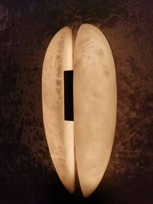 Lampada a pendente a 5 luci in pietra di alabastro naturale con finitura in ottone oro spazzolato